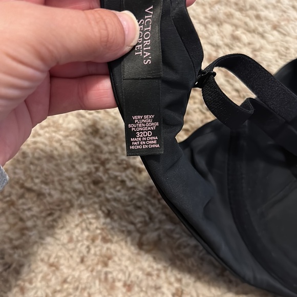 Victoria’s Secret Very Sexy Plunge Bra - Picture 3 of 4